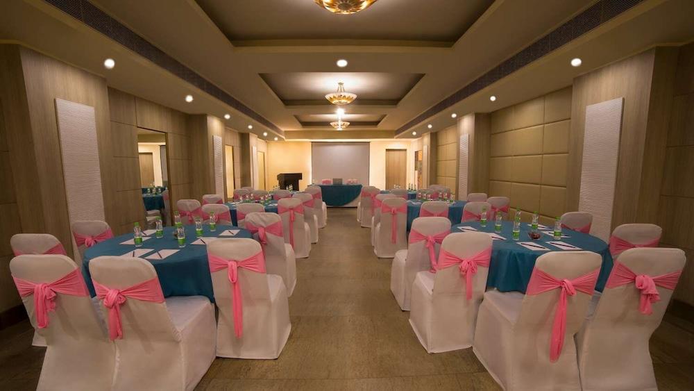 होटल Sarovar Portico Naraina, 3*